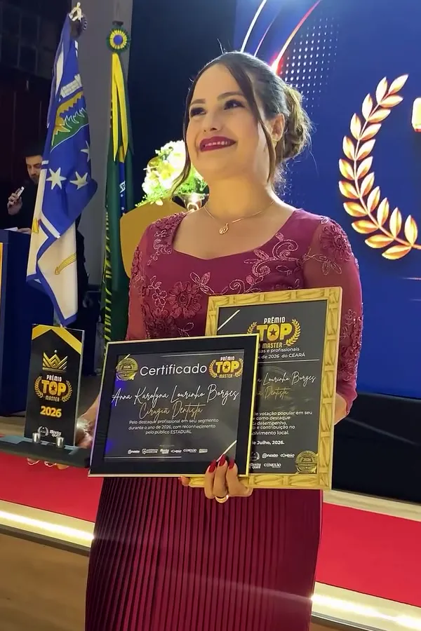Dra. Karolyna Borges sorri segurando o certificado e a placa do Prêmio Top Master Ceará 2026